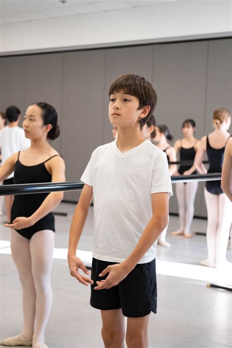 What Percentage of Football Players Take Ballet: Exploring the Intersection of Athletics and Art